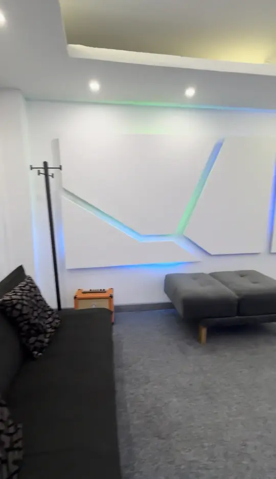 La sala del estudio, con sofá y luces LED